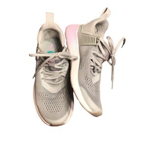 Pumas size 8 gray women’s sneakers - very gently used